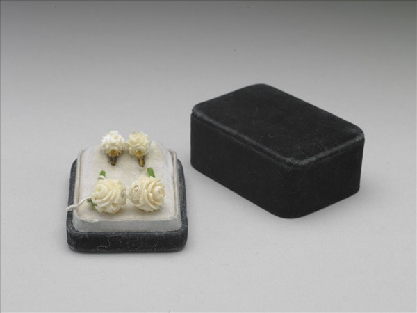 象牙月季花式耳環（一對）