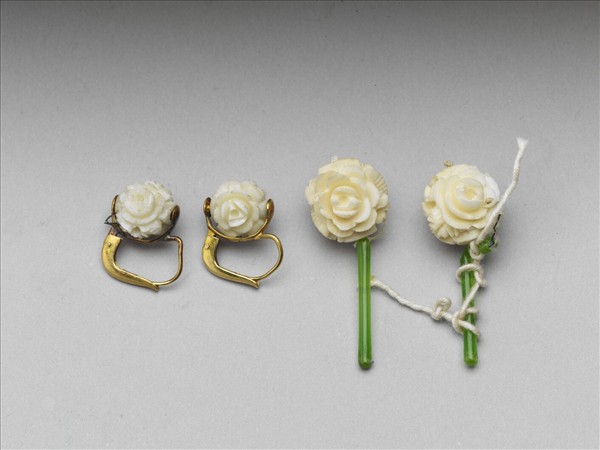 象牙月季花式耳環（一對）
