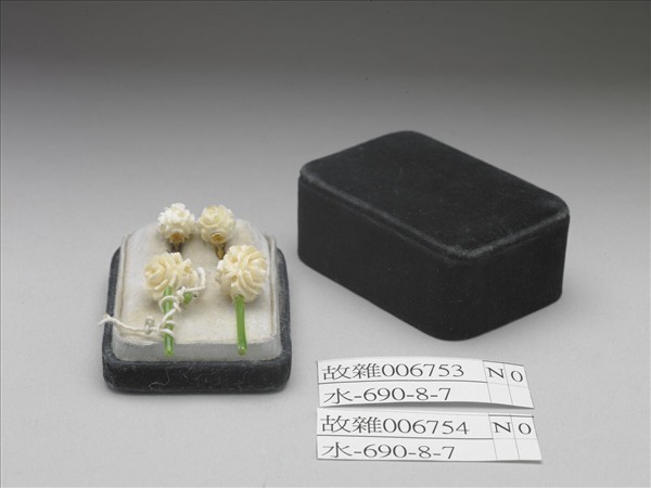 象牙月季花式耳環（一對）