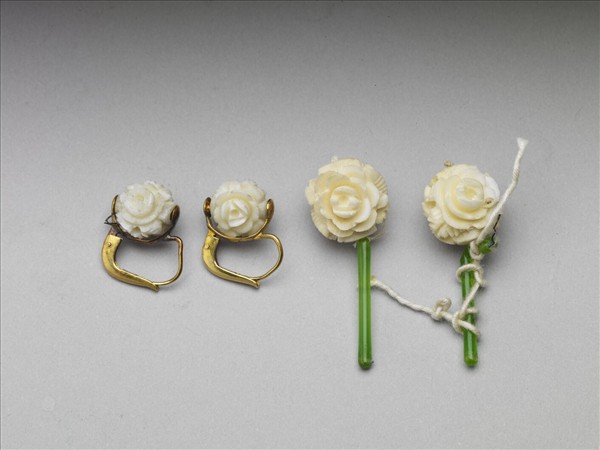 象牙月季花式耳環（一對）