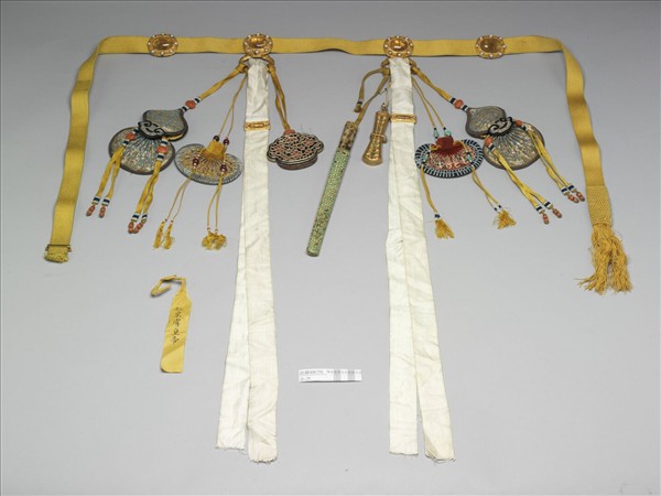 金鑲黃碧璽吉服帶