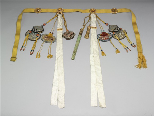 金鑲黃碧璽吉服帶