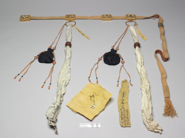 金嵌寶石帶扣朝帶