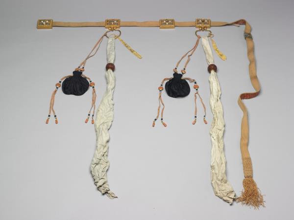 金嵌寶石帶扣朝帶