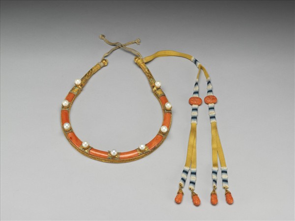 金嵌東珠珊瑚領約