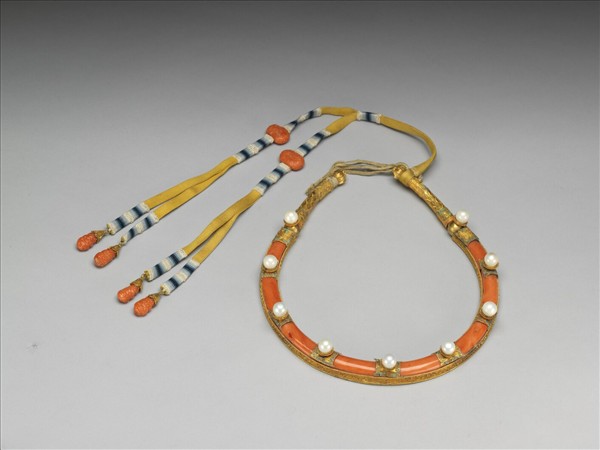 金嵌東珠珊瑚領約