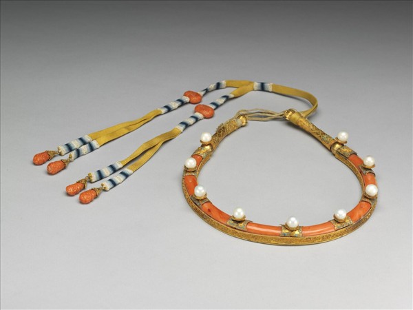 金嵌東珠珊瑚領約