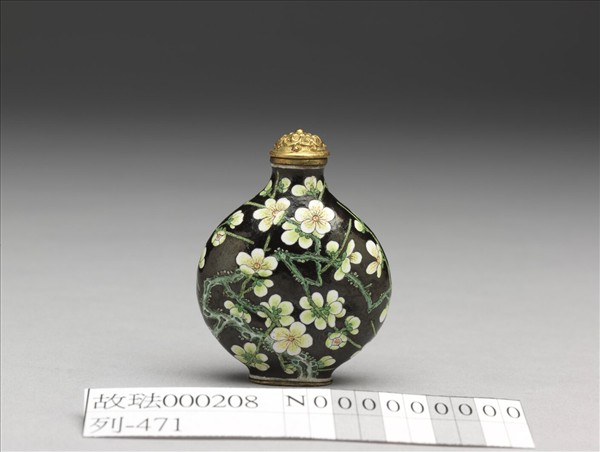 銅胎畫琺瑯黑地白梅鼻煙壺
