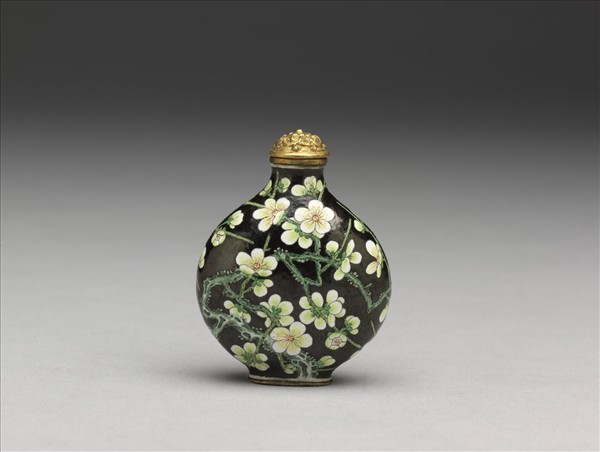 銅胎畫琺瑯黑地白梅鼻煙壺