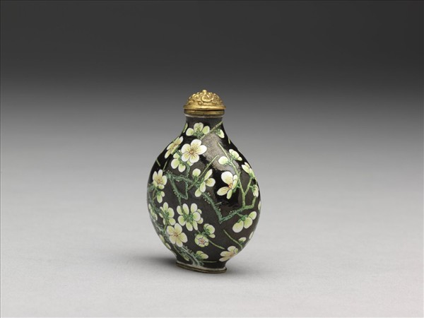 銅胎畫琺瑯黑地白梅鼻煙壺