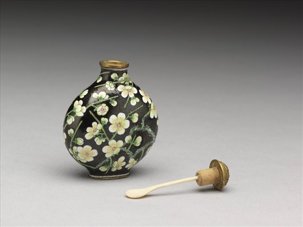 銅胎畫琺瑯黑地白梅鼻煙壺
