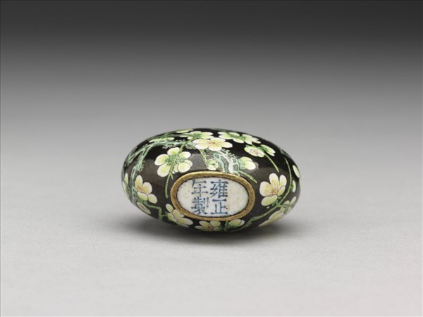 銅胎畫琺瑯黑地白梅鼻煙壺