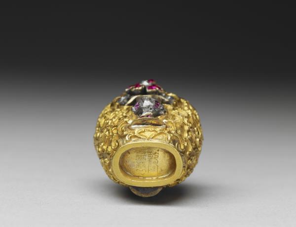 金嵌寶石鼻煙壺