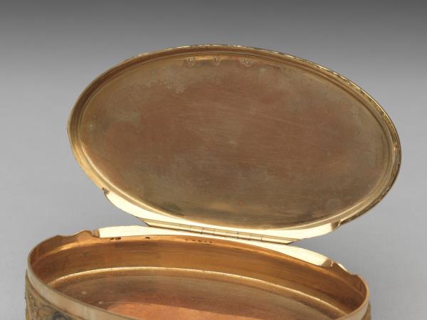 金雕多功能鼻煙盒