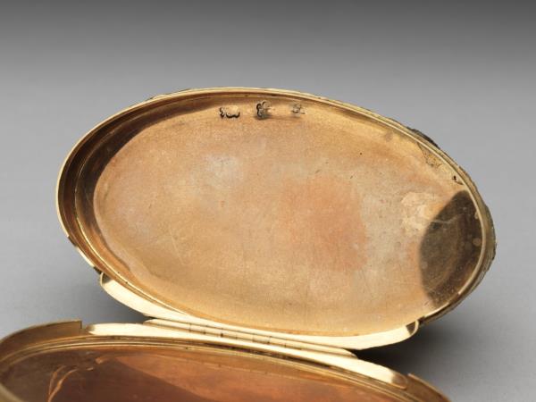 金雕多功能鼻煙盒