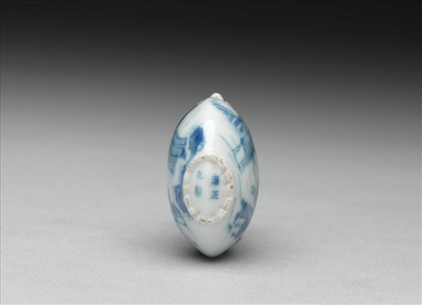 青花西廂記鼻煙壺