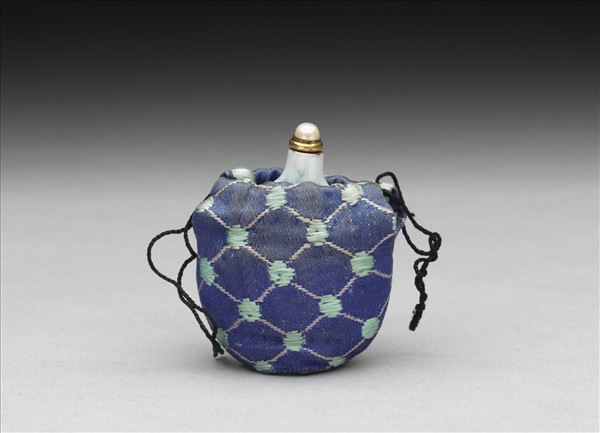 青花西廂記鼻煙壺