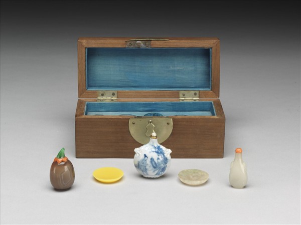 青花西廂記鼻煙壺