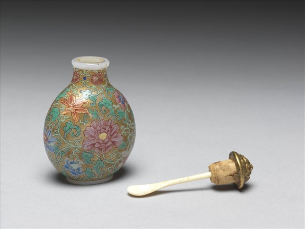 玻璃胎畫琺瑯金地纏枝花卉鼻煙壺