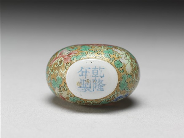 玻璃胎畫琺瑯金地纏枝花卉鼻煙壺