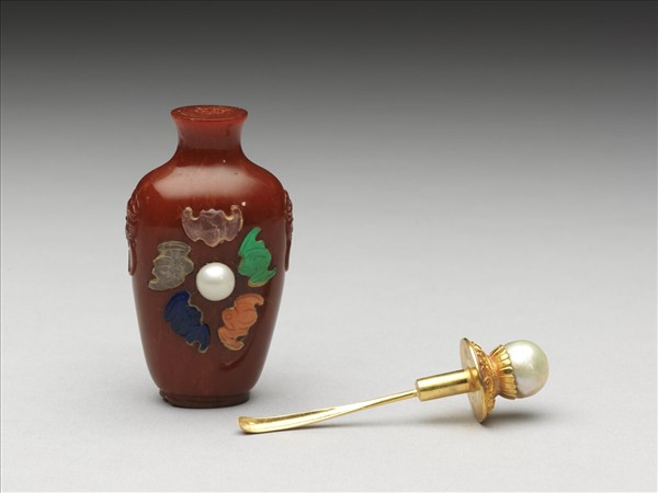 蜜蠟五福捧珠鼻煙壺