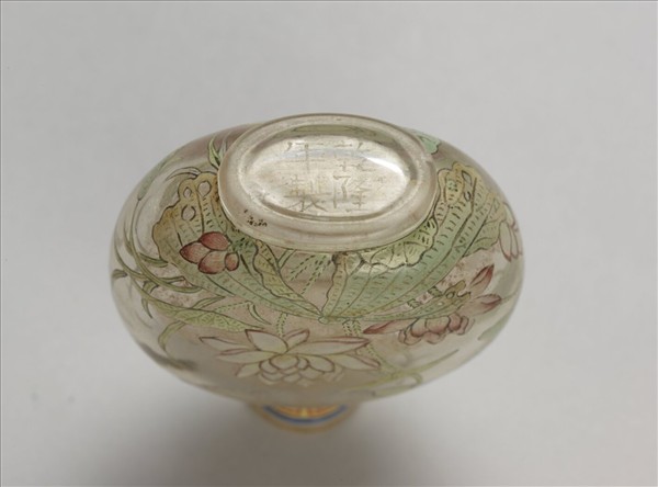 玻璃胎畫琺瑯透明地荷花鼻煙壺