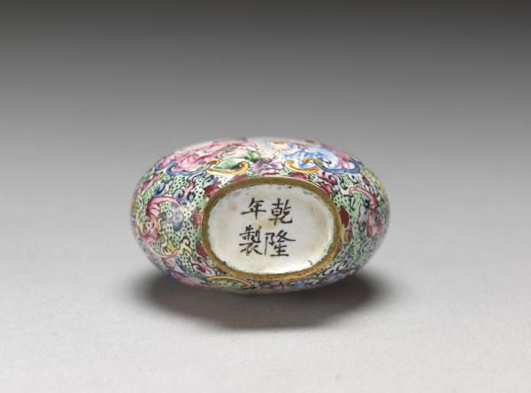 銅胎畫琺瑯西洋人物圖鼻煙壺- 故宮