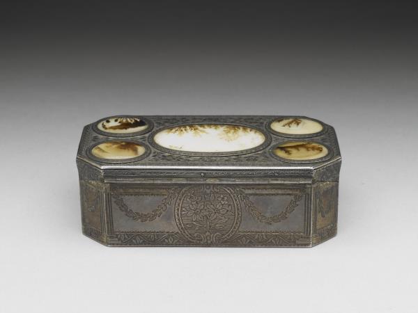 銀雕嵌瑪瑙八方鼻煙盒