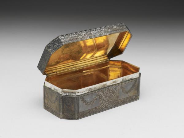 銀雕嵌瑪瑙八方鼻煙盒