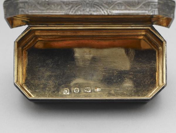 銀雕嵌瑪瑙八方鼻煙盒