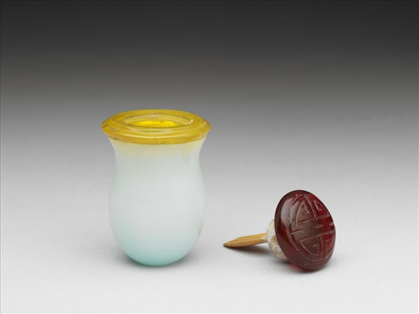 淡藍玻璃鼻煙壺