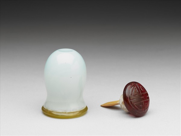 淡藍玻璃鼻煙壺