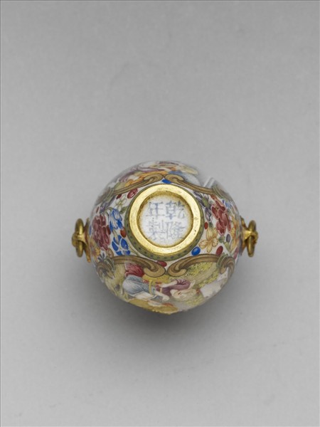 掐絲琺瑯兼畫琺瑯西洋人物圖雙耳鼻煙壺