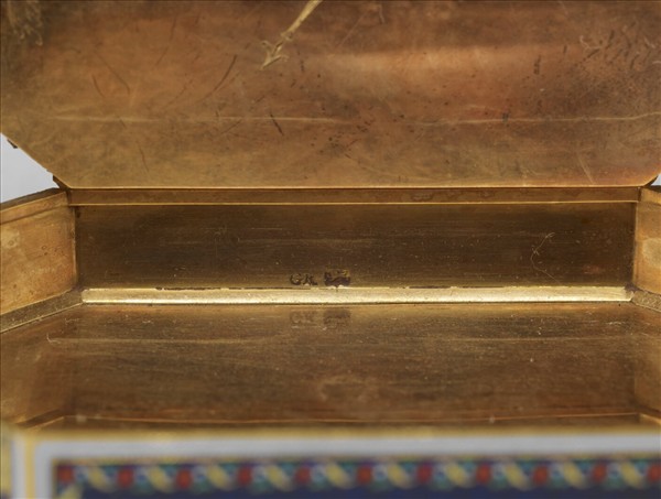 金胎畫琺瑯嵌珠鑲錶鼻煙盒