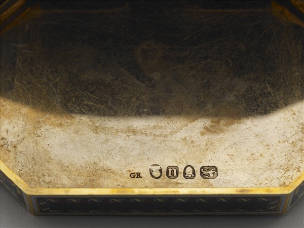 金胎畫琺瑯嵌珠鑲錶鼻煙盒