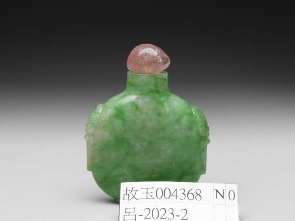 翠玉獸首銜環扁瓶鼻煙壺