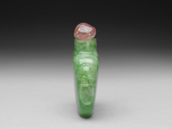 翠玉獸首銜環扁瓶鼻煙壺