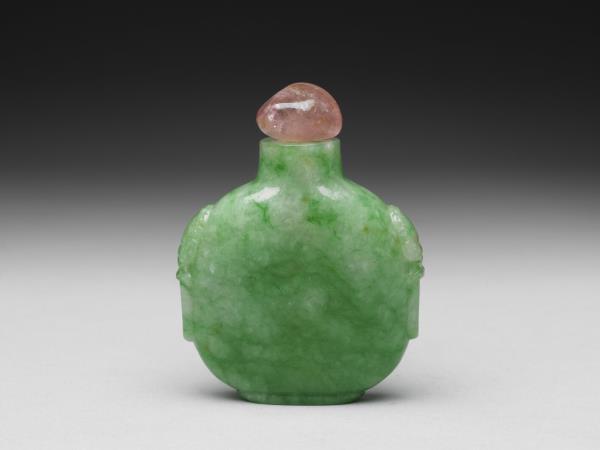 翠玉獸首銜環扁瓶鼻煙壺