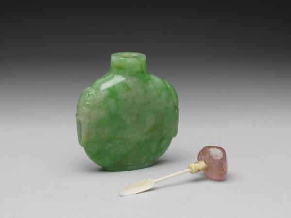 翠玉獸首銜環扁瓶鼻煙壺