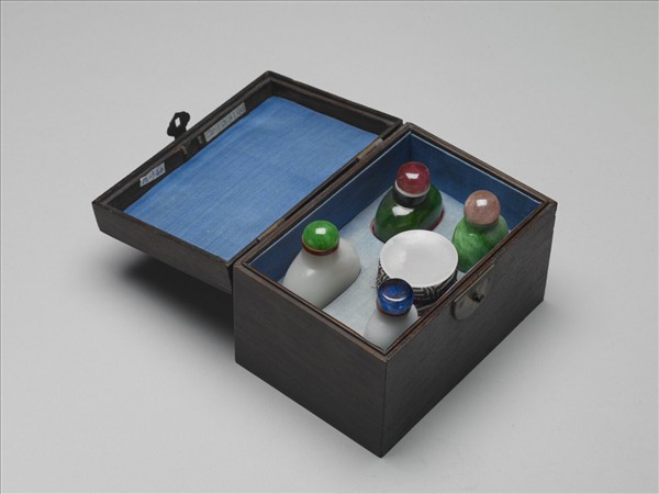 翠玉瓶式鼻煙壺