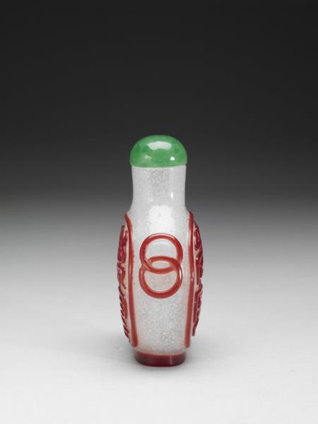 霏雪地套紅玻璃篆字鼻煙壺