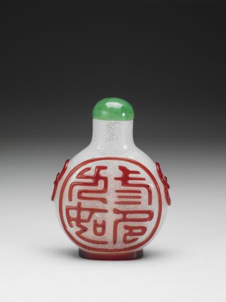 霏雪地套紅玻璃篆字鼻煙壺