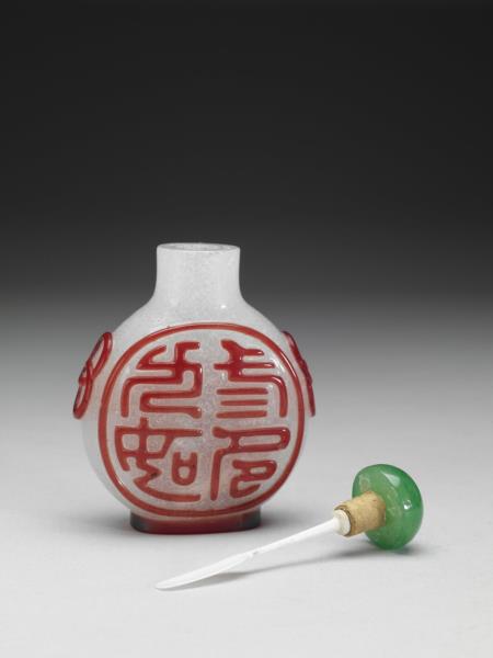 霏雪地套紅玻璃篆字鼻煙壺