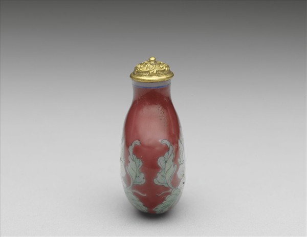 玻璃胎畫琺瑯紅地牡丹鼻煙壺