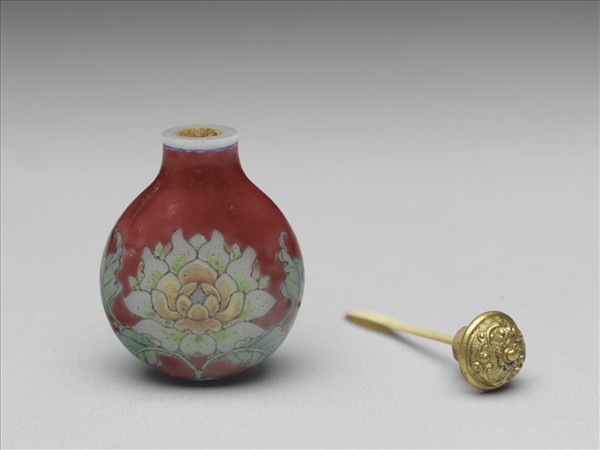 玻璃胎畫琺瑯紅地牡丹鼻煙壺