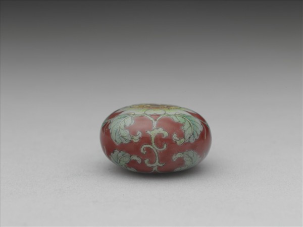 玻璃胎畫琺瑯紅地牡丹鼻煙壺