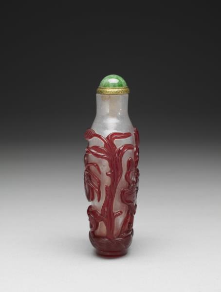 霏雪地套紅玻璃二甲傳臚鼻煙壺