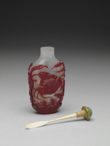 霏雪地套紅玻璃二甲傳臚鼻煙壺