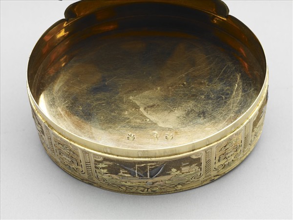 金雕音樂鼻煙盒