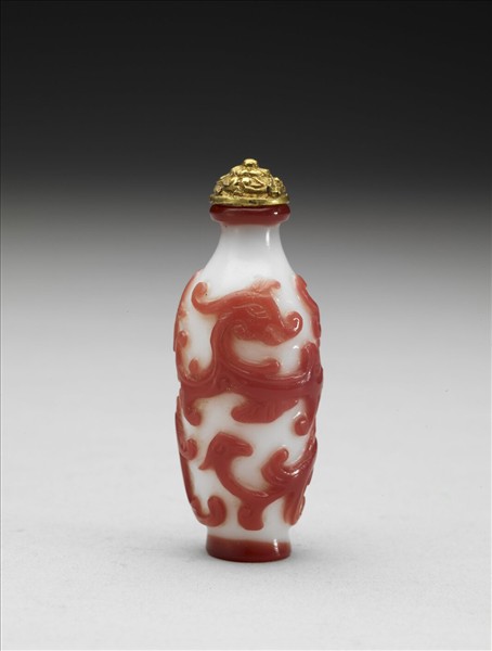 白套紅玻璃螭紋鼻煙壺